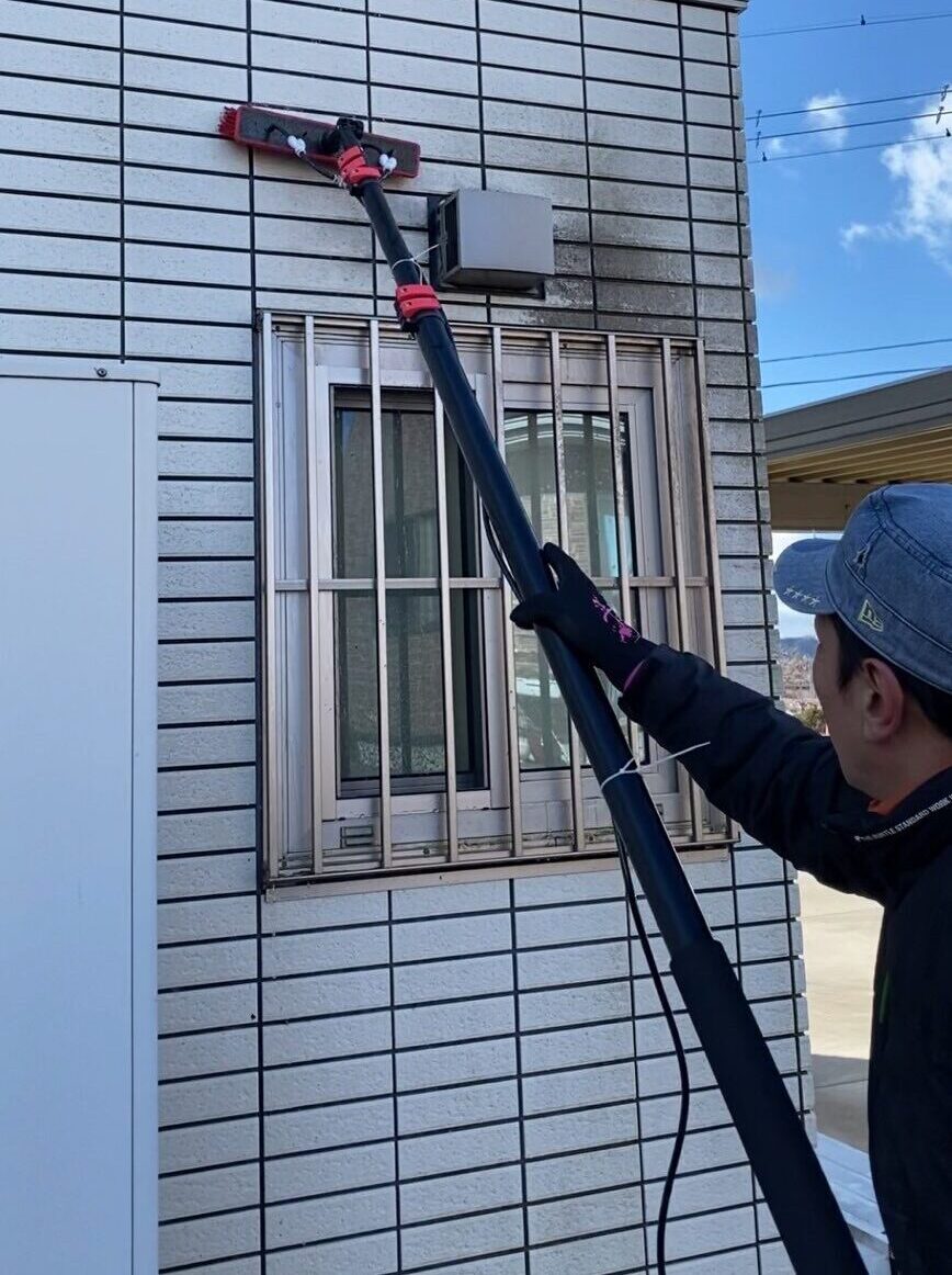 外壁換気口の汚れ洗浄の様子